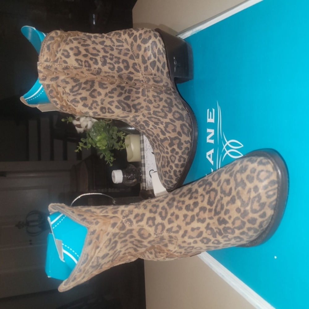 Chic Leopard Print Ankle Boots